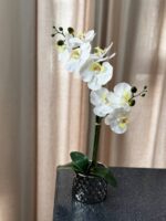 Искусственная белая орхидея в горшке
